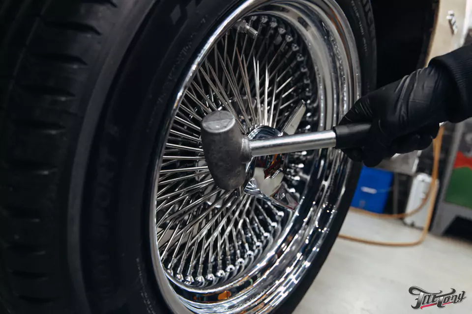 Фирменный шиномонтаж на стендах Hunter для Chevrolet Impala: собрали комплект колес Dayton Wire Wheels с системой knock-off!